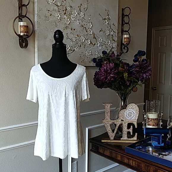 NWT Off White Texture Cold Shoulder Top By Rose + Olive. Size M - Picture 13 of 17